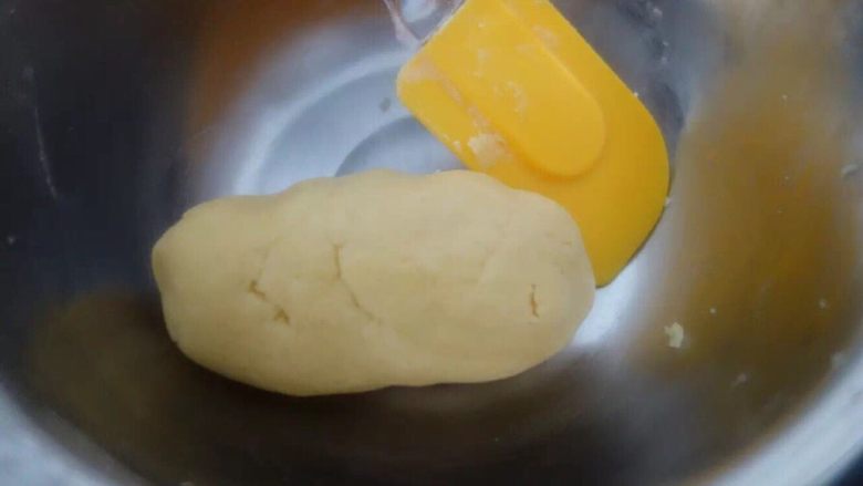 在家轻松做港式蛋挞,切拌知无干粉成团状态，保鲜膜包住放入冰箱冷藏1-2小时。