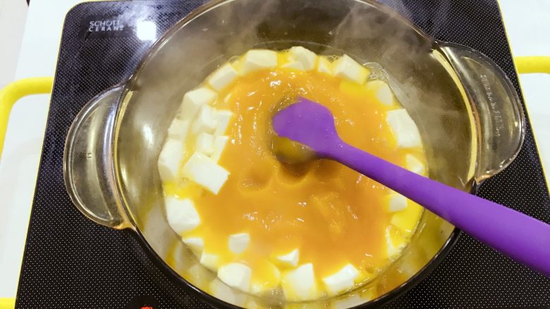宝宝辅食：南瓜豆腐虾皮煲-8M+,然后把南瓜泥倒入，用勺子轻轻搅拌均匀，期间全部保持小火加热的状态。
》轻轻搅拌可以避免豆腐变很碎，不过弄碎也很好吃的哈。