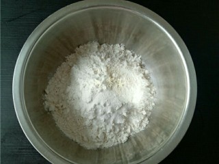 酱香春卷,将200g面粉同1g盐混合；