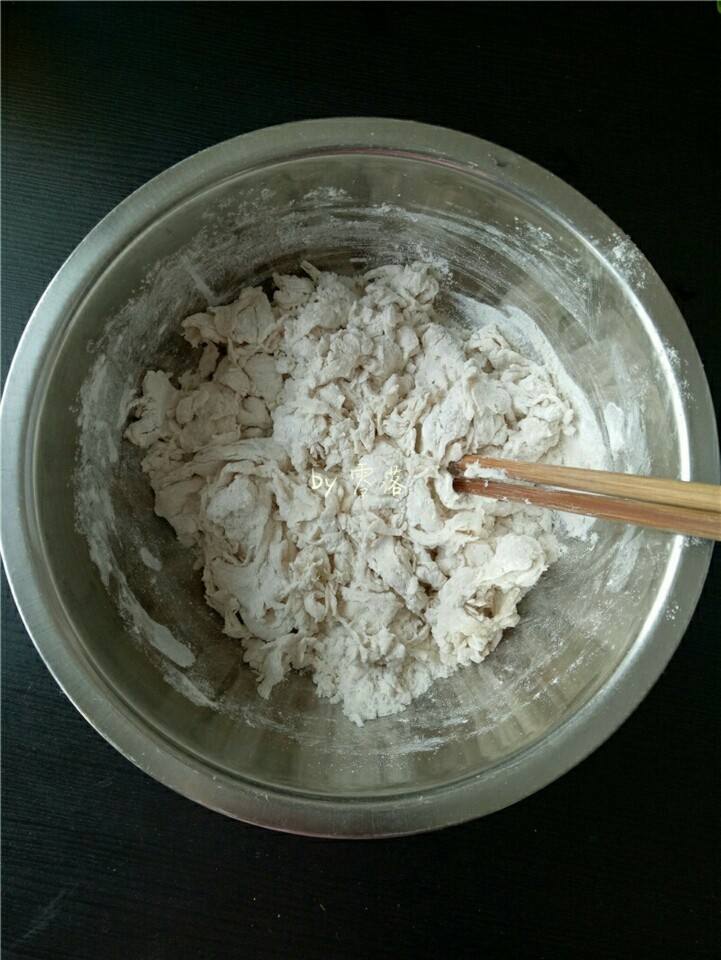 酱香春卷,面粉里徐徐倒入100g清水，一边倒水一边用筷子将面粉搅拌成絮状；