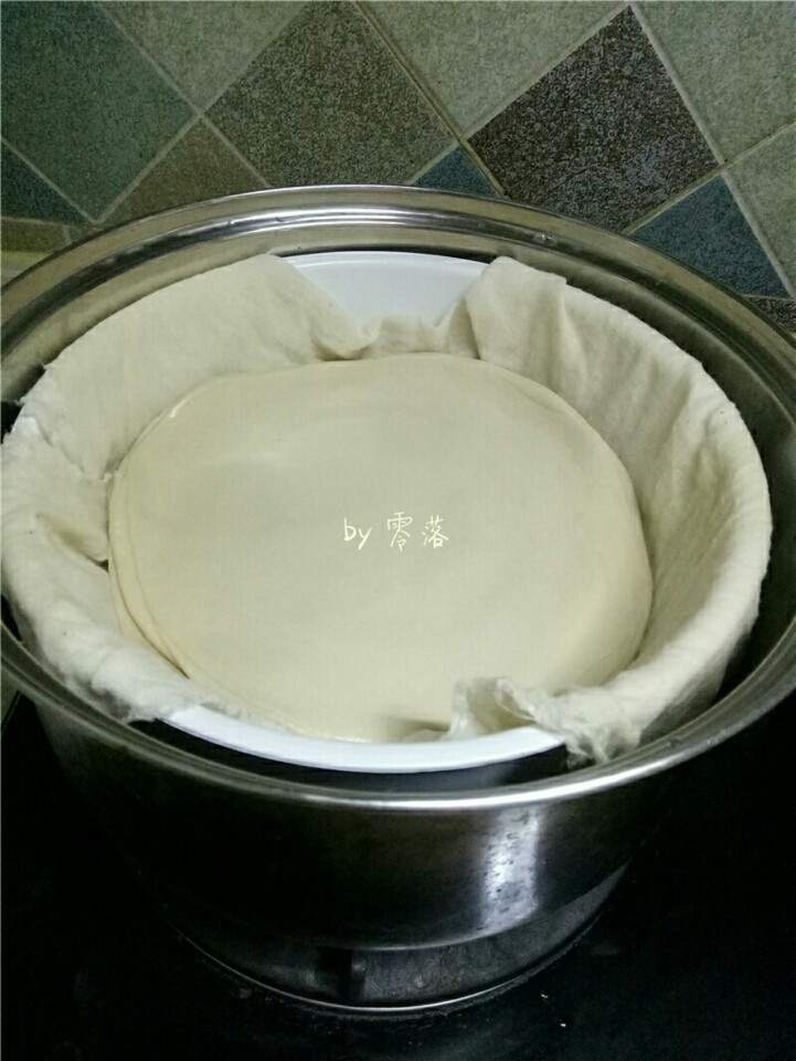 酱香春卷,蒸锅垫上蒸布，放入擀好的春卷皮，冷水上锅，水开后再蒸10分钟左右；