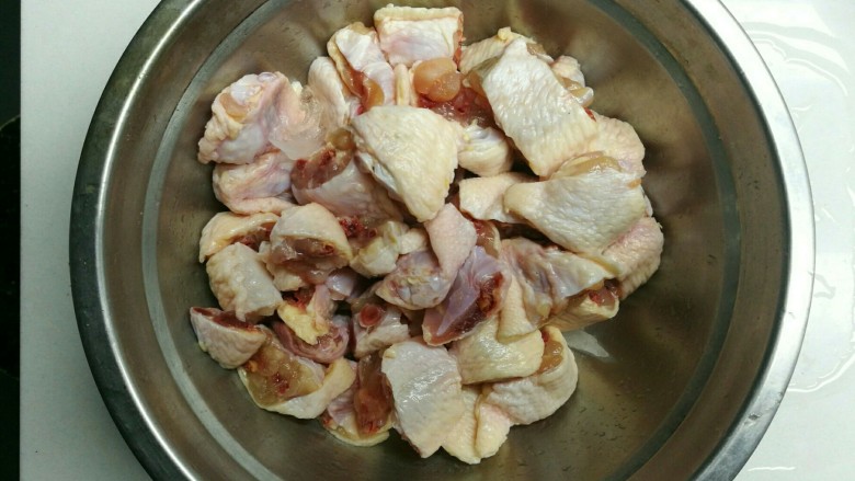 下饭菜——川香辣子鸡,剁成2*3cm左右小块，基本上是一根鸡翅剁两刀这样。
