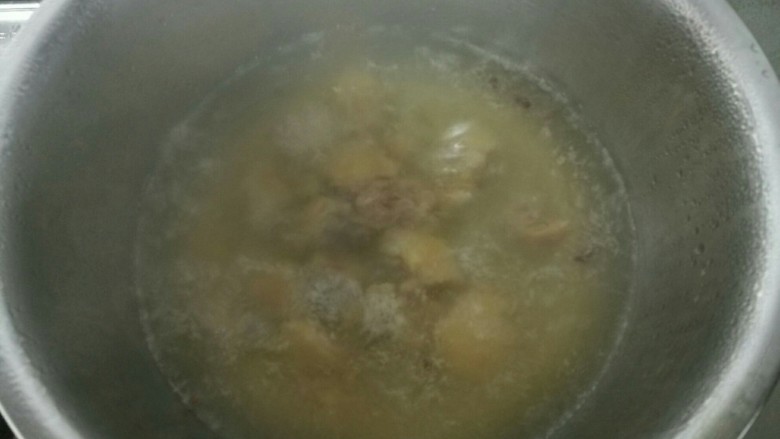 下饭菜——川香辣子鸡,烧一锅开水，然后把腌制的鸡块放入水中，大火煮1-2分钟
