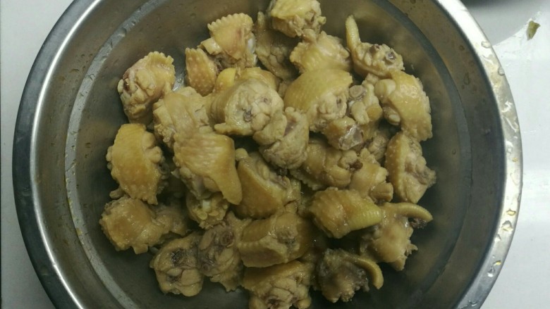 下饭菜——川香辣子鸡,然后将鸡块捞出，水倒掉。这样做是为了使鸡肉外酥里嫩。