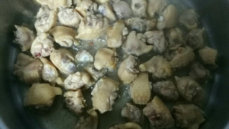 下饭菜——川香辣子鸡,锅里放油，尽量比炒菜要多些，将鸡块放进油锅炸。