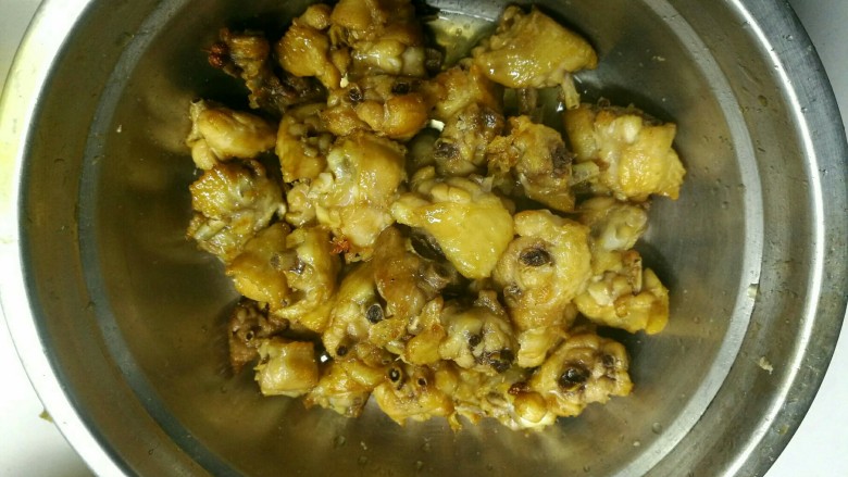 下饭菜——川香辣子鸡,炸至金黄色，将鸡块捞出。这一步骤要有耐心哦