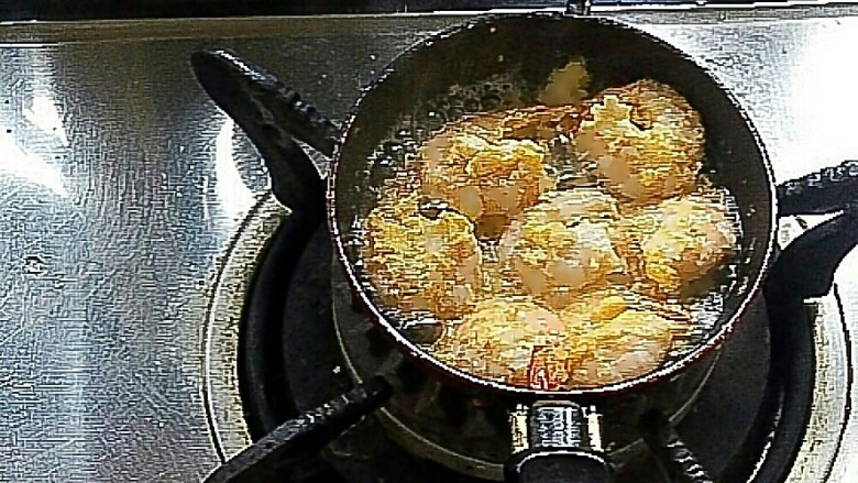 黄金土豆泥虾球,取出虾，油炸至金黄色即可。
