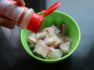 ≈黄焖鱼块≈,盛入碗内，加入盐，鸡精，黄酒，胡椒粉，花椒粉