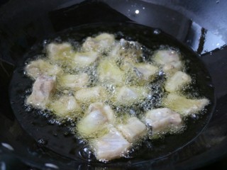 ≈黄焖鱼块≈,锅内倒入能浸没鱼块的油，油烧热后，下入腌制好的鱼块炸