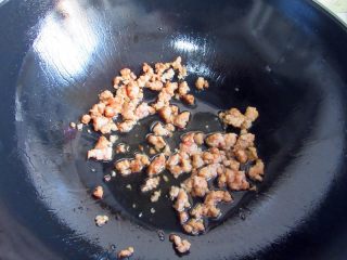 肉末酱香豆角面,热锅热油爆炒肉末，将肉末铲碎翻匀