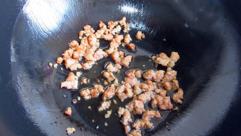 肉末酱香豆角面,热锅热油爆炒肉末，将肉末铲碎翻匀
