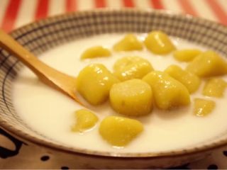 超超超超详细的芋圆教程,芋圆最好的吃法就是和仙草呀椰奶啊一起吃~我懒得搞那么复杂，直接加椰奶里。