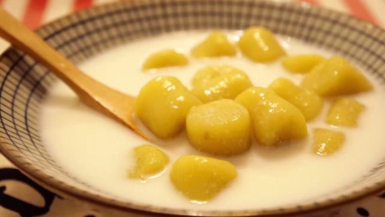 超超超超详细的芋圆教程,芋圆最好的吃法就是和仙草呀椰奶啊一起吃~我懒得搞那么复杂，直接加椰奶里。