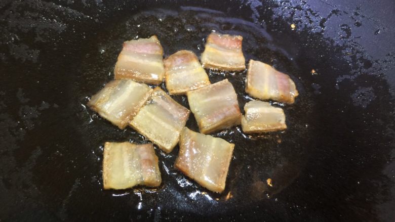口味莴笋条,锅里加少许油，小火放入五花肉煸炒至黄色。