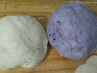 紫薯玫瑰花卷,一紫薯蒸熟压泥加两碗面加水加酵母和面
二牛奶加三碗面加水加酵母和面