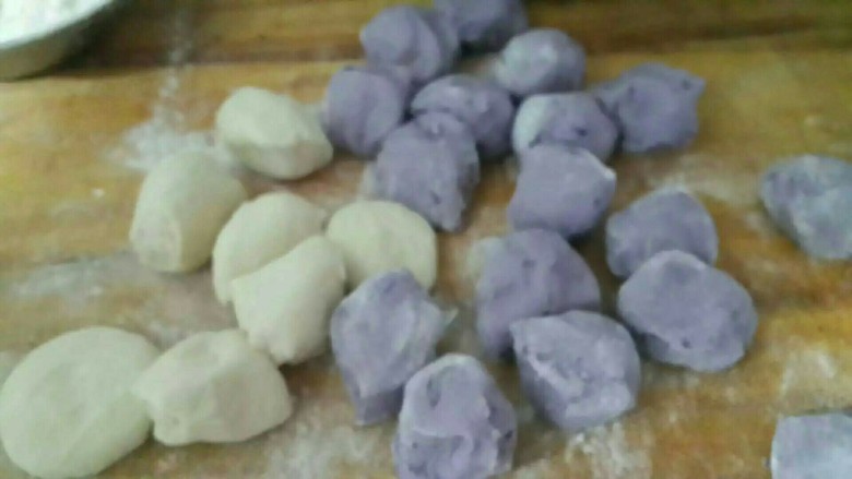 紫薯玫瑰花卷,搓条，下挤子。
