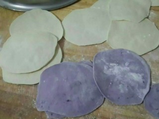 紫薯玫瑰花卷,擀面皮。