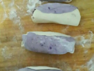 紫薯玫瑰花卷,如图