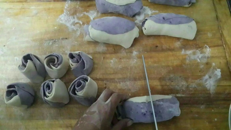 紫薯玫瑰花卷,一切为二