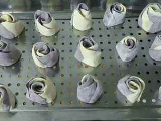 紫薯玫瑰花卷,如图上屉