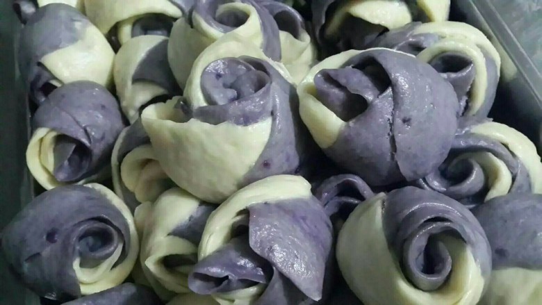 紫薯玫瑰花卷,摆盘特写图