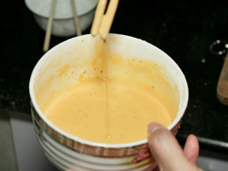 素酥肉（杏鲍菇）,蛋液调到可以挂糊即可。