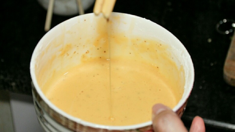 素酥肉（杏鲍菇）,蛋液调到可以挂糊即可。