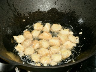 素酥肉（杏鲍菇）,锅中油烧至八成热，将杏鲍菇裹上蛋液，放入锅中炸至表面金黄盛出。