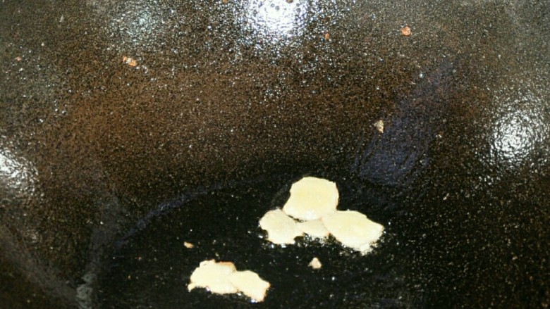 素酥肉（杏鲍菇）,锅中留油，放入姜片爆香。