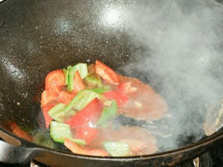 素酥肉（杏鲍菇）,再放入青椒和红椒，炒熟后加盐和生抽调味，最好可以烹少许醋。