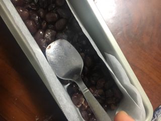 红豆抹茶巧克力冻#春意绿#,用勺子压平