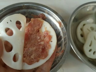 炸藕盒,如图把肉馅夹在藕片中