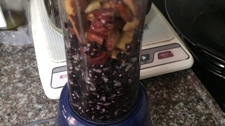 黑米红枣糊,把泡好的黑米放进搅拌机跟红枣一起搅拌，稍微加点水，一起打