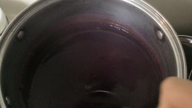 黑米红枣糊,锅里放350ml的水先煮开，再把黑米糊倒入锅内，边煮边搅拌，预防粘锅