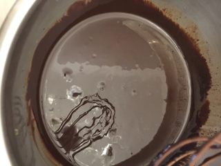 巧克力熔岩蛋糕,将黄油和巧克力隔水融化，用手动打蛋器搅拌均匀至无颗粒即可，放着备用