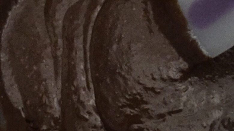 巧克力熔岩蛋糕,加入巧克力酱用打蛋器搅拌均匀，倒入低筋面粉用刮刀搅拌均匀，不要搅拌太过久，搅拌无白面粉即可