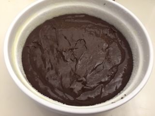 巧克力熔岩蛋糕,模具要用黄油涂抹再滚上白糖多余的白糖倒出，将面糊倒入模具