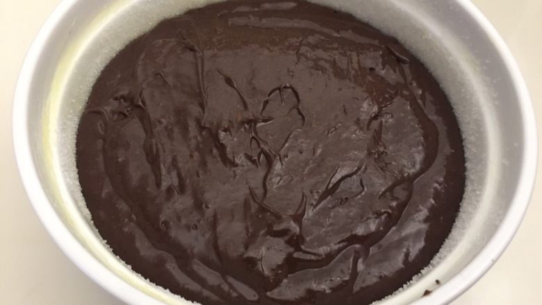 巧克力熔岩蛋糕,模具要用黄油涂抹再滚上白糖多余的白糖倒出，将面糊倒入模具