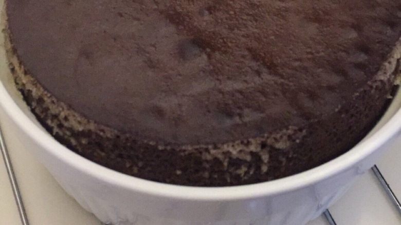 巧克力熔岩蛋糕,烤箱预热200度8分钟，根据自家的烤箱，我的是格兰仕。调到180度烤了12分钟取出