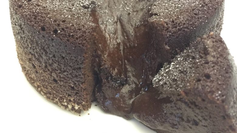 巧克力熔岩蛋糕,待不是很烫手的时候倒出在盘中