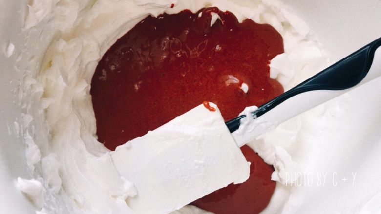 怎么拍都美的红丝绒蛋糕,将混匀的蛋黄糊再倒回蛋白霜内，用刮刀由下往上翻拌混匀。