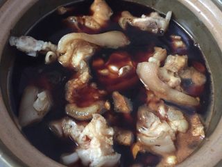 猪脚姜,生姜和猪脚分别炒干水份放锅里，然后倒入甜醋一起煮。
