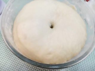 中种豹纹吐司,主面团做法：冷藏发酵的中种面团撕成小块，加入主面团所有用料再次揉至光滑细腻，发酵2小时左右，面团至2.5倍大即可。