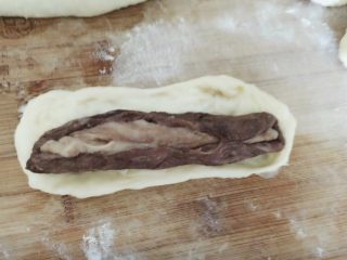 中种豹纹吐司,深色小面团先包入浅色小面团，再用白色面团包起来。