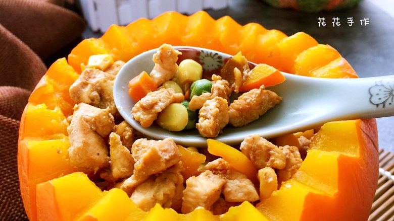 南瓜聚宝盆,中途要打开用勺子翻拌一下鸡肉蔬菜粒，这样调料会更均匀也防止里面的不熟。