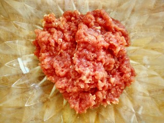 冬瓜新吃之不一样的冬瓜汆丸子,先把里脊肉切成肉馅，放入碗中备用