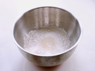 【蒸】南瓜千层饼,称取面粉，加入酵母。
