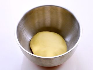 【蒸】南瓜千层饼,南瓜泥晾凉后，加入面粉中，和成光滑的面团。盖上湿布放在温暖的地方发酵。