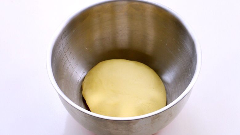 【蒸】南瓜千层饼,<a style='color:red;display:inline-block;' href='/shicai/ 7594'>南瓜泥</a>晾凉后，加入面粉中，和成光滑的面团。盖上湿布放在温暖的地方发酵。