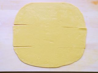 【蒸】南瓜千层饼,擀开成一元硬币厚的薄面片，不宜过薄或过厚。然后如图割几刀不割断，刷一层油，可以撒少许盐。